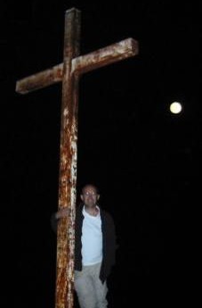 Juanra bajo la Cruz de Abantos, iluminado por la Luna llena